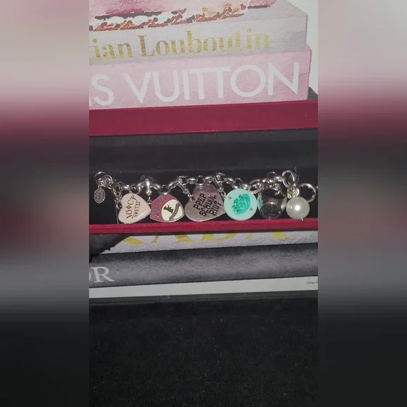 JUICY COUTURE LIMITED EDITION 2008BRACELET ✨️W/ 5 RARE JUICY COUTURE CHARM⚘️ - Picture 15 of 17